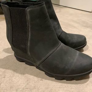 Black Sorel wedge.